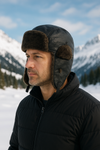 files/Homme_au_chapeau_d_aviation_en_hiver.png