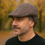 files/Homme_en_automne_avec_chapeau_en_tweed.png