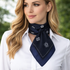 files/Portrait_elegante_avec_foulard_bleu.png